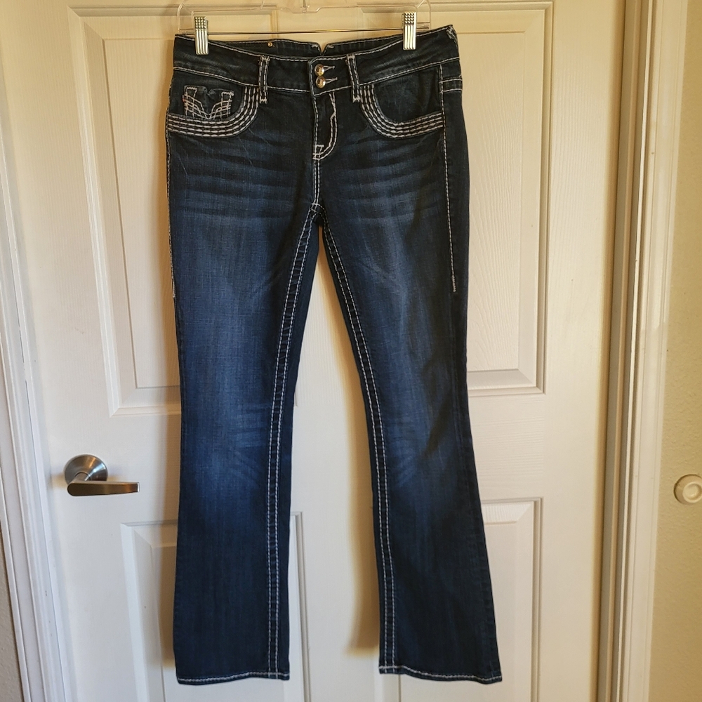Cute & comfortable Vigoss jeans.  Nice front & back detail.  Slim boot cut.